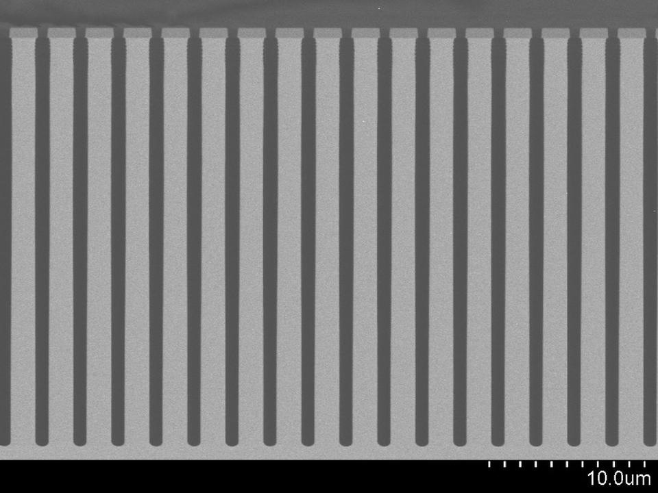 PT063のマスク寸法0.5マイクロメートル部をウエハ中央で観察した断面SEM像