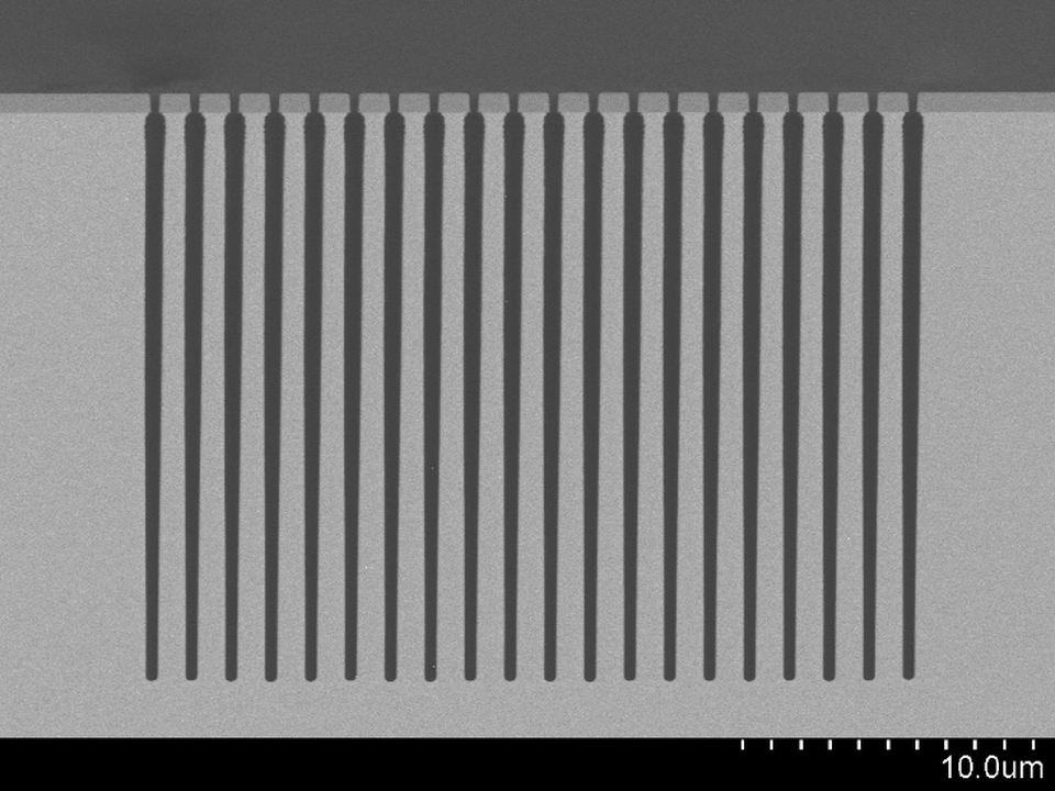 PT063のマスク寸法0.2マイクロメートル部をウエハ外周で観察した断面SEM像