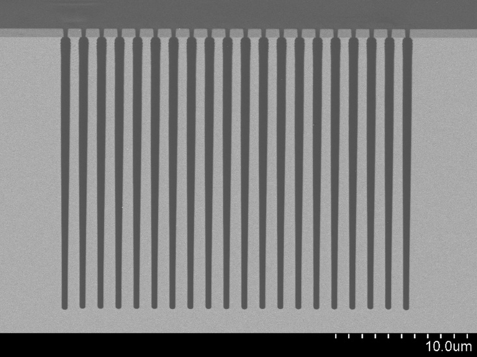 PT063のマスク寸法0.2マイクロメートル部をウエハ中央で観察した断面SEM像