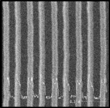 縦方向に周期配列したSADP 25 nm L&Sパターンの測長SEM像