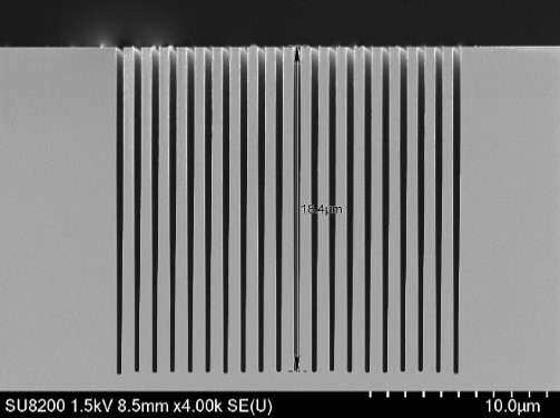 ボッシュエッチングで形成した幅0.4µm、深さ18µmのトレンチパターン